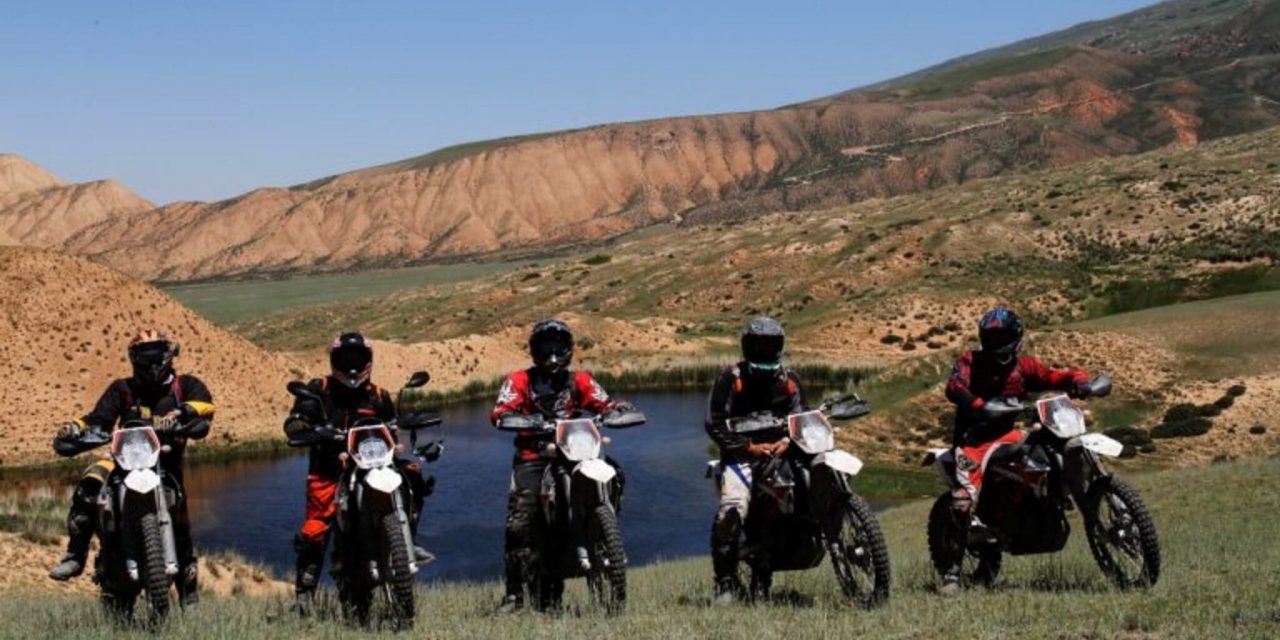 Das unglaubliche Abenteuer mit Motorrad im märchenhaften Kirgistan